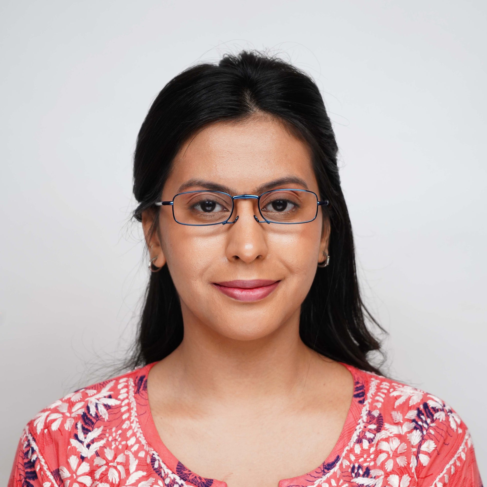 Woman wearing Yori foldable blue reading glasses, telescopic temples