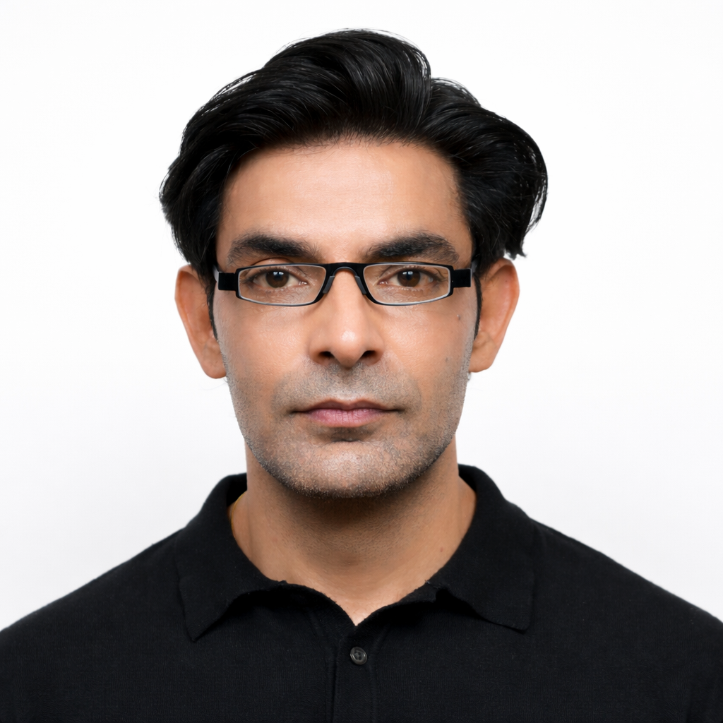 Man wearing Cove standard back reading glasses