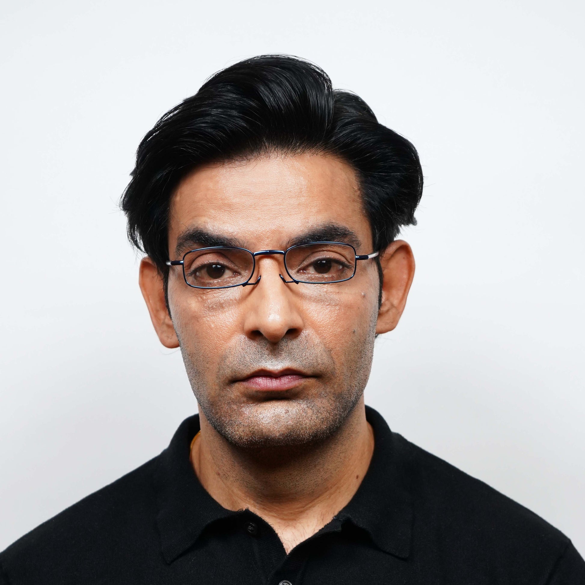 Man wearing Yori blue reading glasses, telescopic temples