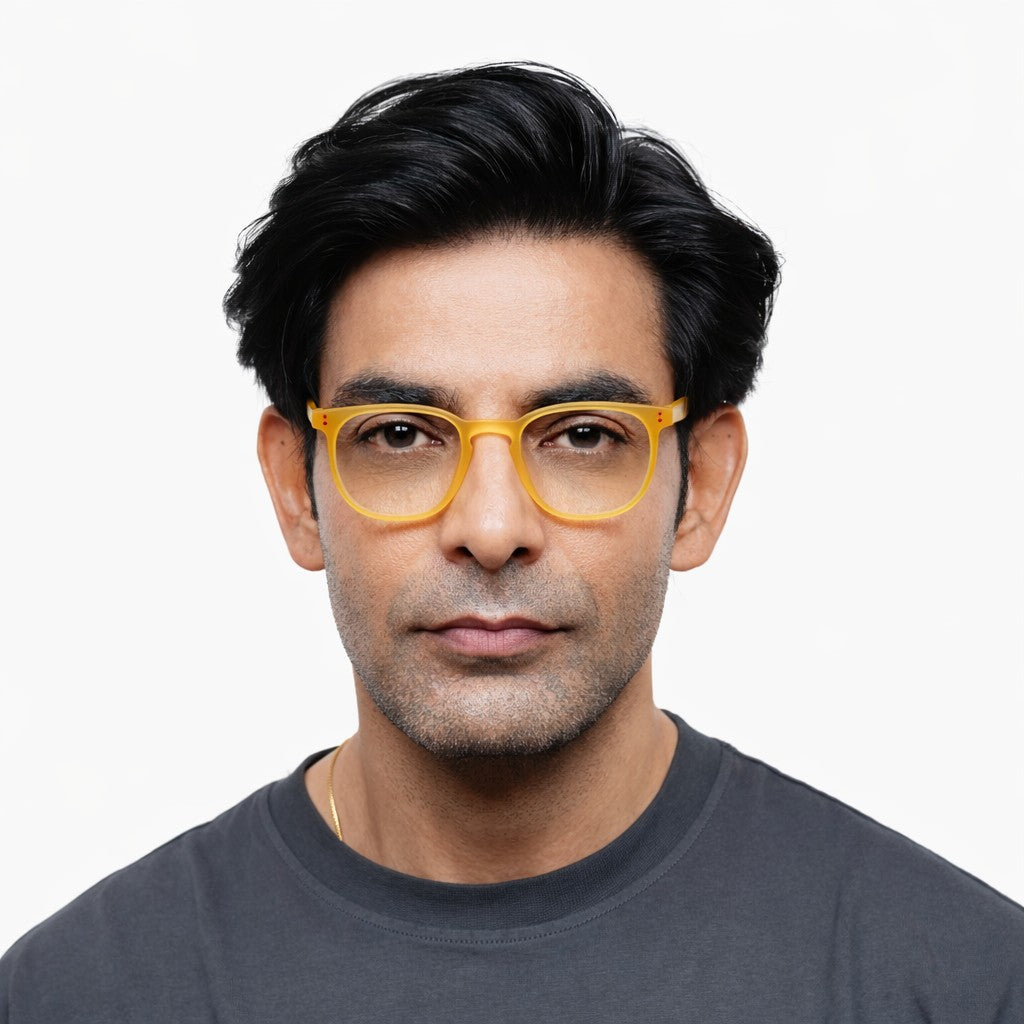 Man wearing Pixo reading glasses in yellow