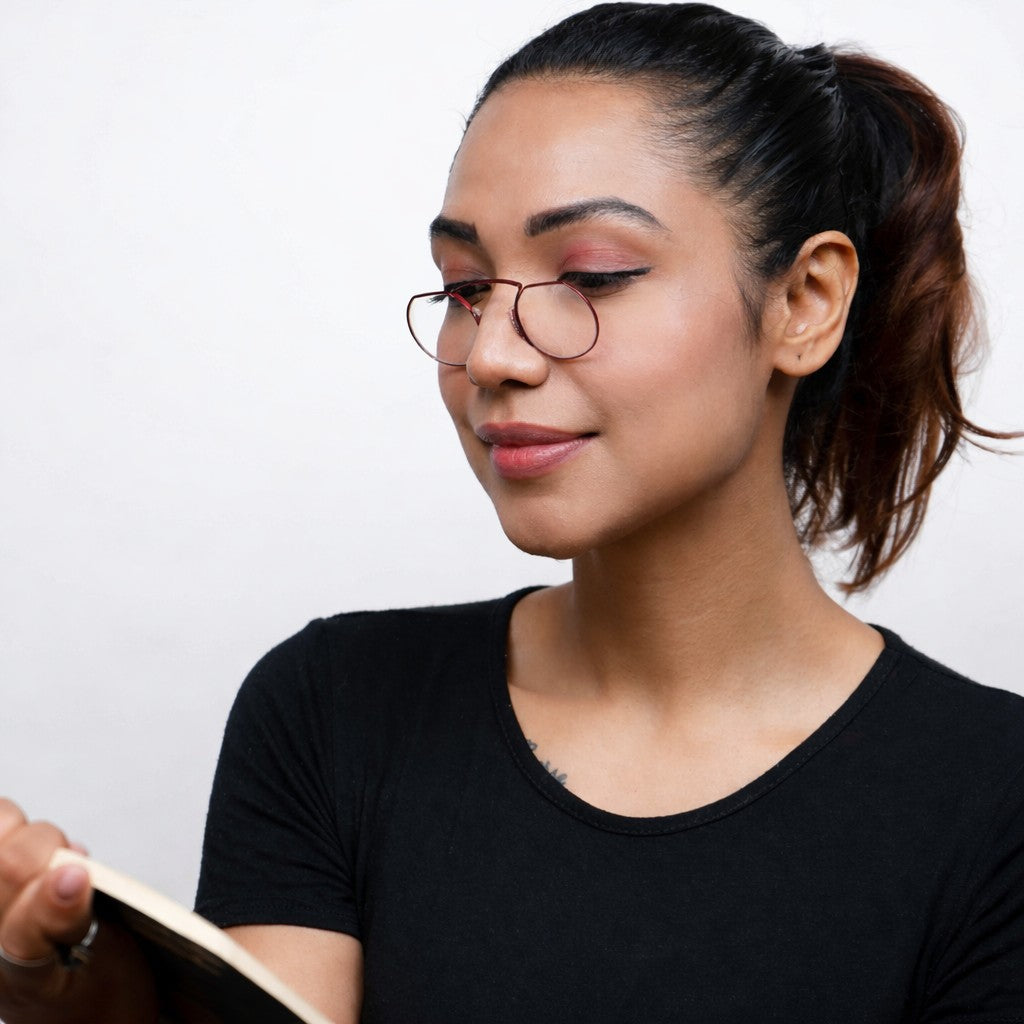 Woman wearing Pocket red reading glasses